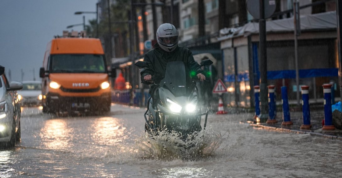 Heavy rainfall disrupts daily life as water accumulates along the streets, affecting drivers and pedestrians, Izmir, Türkiye, Feb. 5, 2026. (AA Photo)