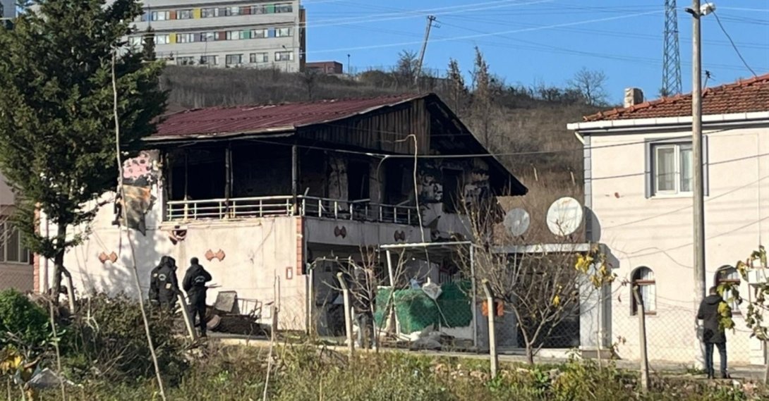 Police officers outside the house where Daesh terrorists were killed in Yalova, northwestern Türkiye, Dec. 29, 2025. (DHA Photo) 