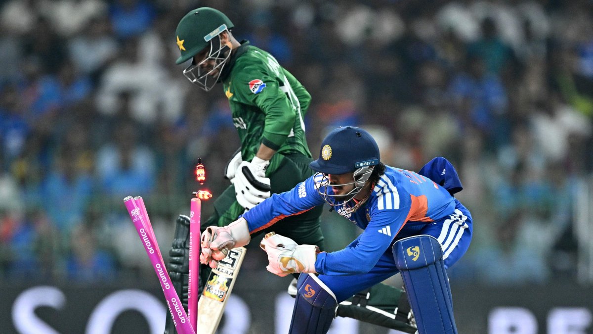 India's wicketkeeper Ishan Kishan (R) attempts to unsuccessfully run out Pakistan's Usman Khan during the 2026 ICC Men's T20 Cricket World Cup group stage match between India and Pakistan at the R Premadasa Stadium, Colombo, Sri Lanka, Feb. 15, 2026. (AFP Photo)
