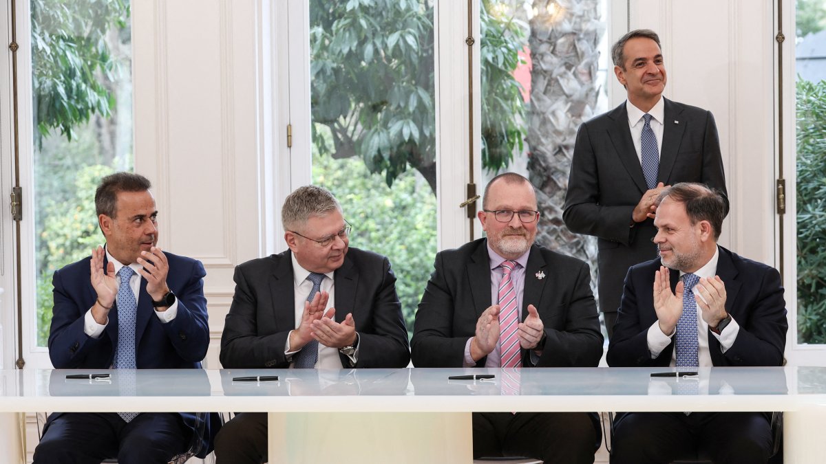From left, Greek Environment and Energy Minister Stavros Papastavrou, Helleniq Energy CEO Andreas Shiamishis, Chevron Vice President New Ventures Gavin Lewis, and Hellenic Hydrocarbon Resources Management S.A. CEO Aristofanis Stefatos and Greek Prime Minister Kyriakos Mitsotakis applaud after signing Chevron-led consortium contracts for gas exploration off Greece, Athens, Greece, Feb. 16, 2026. (Reuters Photo)
