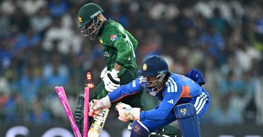 India's wicketkeeper Ishan Kishan (R) attempts to unsuccessfully run out Pakistan's Usman Khan during the 2026 ICC Men's T20 Cricket World Cup group stage match between India and Pakistan at the R Premadasa Stadium, Colombo, Sri Lanka, Feb. 15, 2026. (AFP Photo)