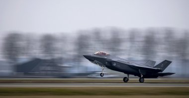 An F-35 fighter jet lands during an exercise at Schiphol Airport, Netherlands, Jan. 27, 2026. (EPA Photo)