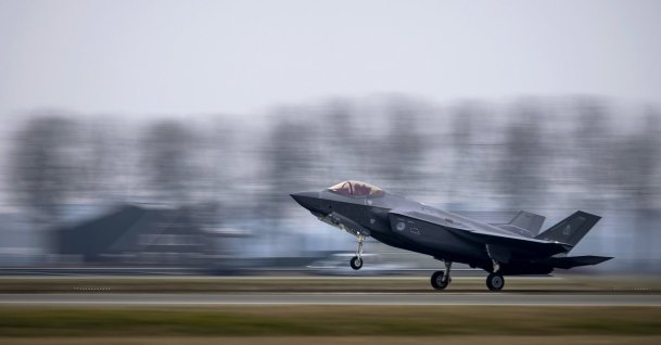 An F-35 fighter jet lands during an exercise at Schiphol Airport, Netherlands, Jan. 27, 2026. (EPA Photo)