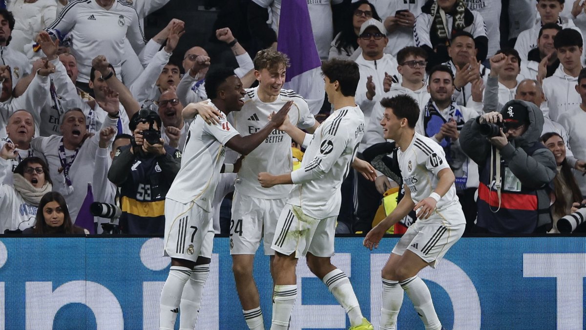 Real Madrid's Vinicius Jr (L) celebrates with his teammates after scoring the 4-1 goal during the La Liga match against Real Sociedad at the Santiago Bernabeu Stadium, Madrid, Spain, Feb. 14, 2026. (EPA Photo)