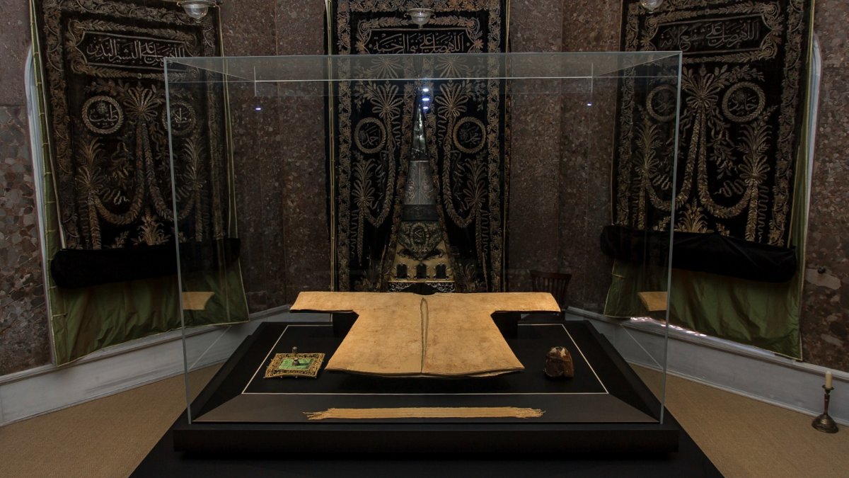 The Hırka-i Şerif, a cloak believed to have been worn by the Prophet Muhammad, will be on display at the Hırka-i Şerif Mosque, Istanbul, Türkiye, Feb. 17, 2026. (AA Photo)