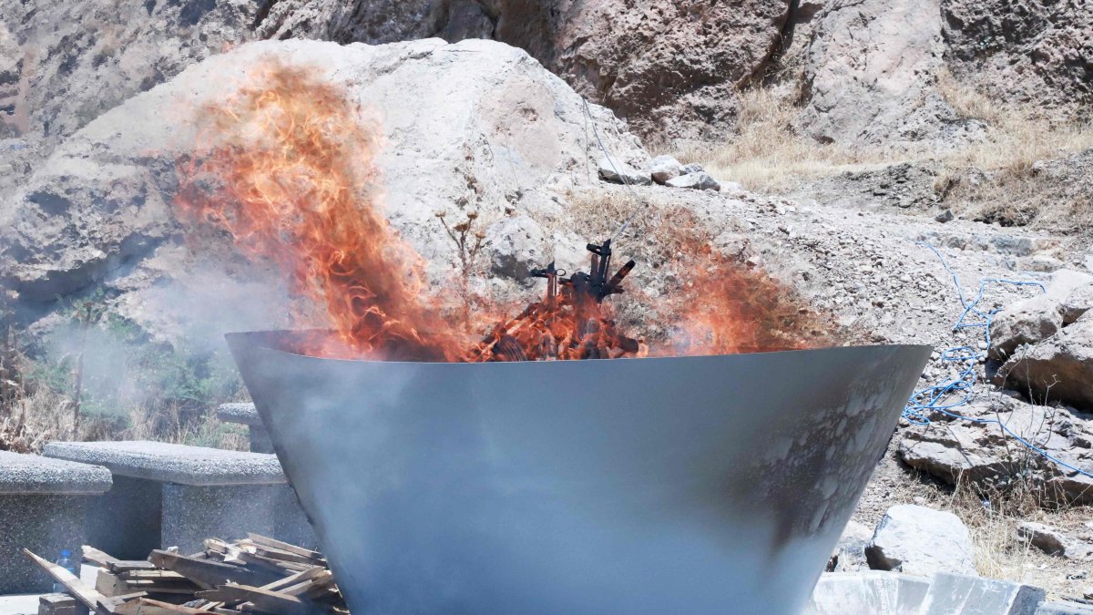 A pit filled with weapons turned over by the PKK is set on fire during a ceremony, Sulaimaniyah, northern Iraq, July 11, 2025. (AFP Photo)