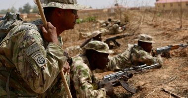 A U.S. Army soldier (L) trains Nigerian army soldiers at a military compound in Jaji, Nigeria, Feb. 14, 2018. (Reuters Photo)