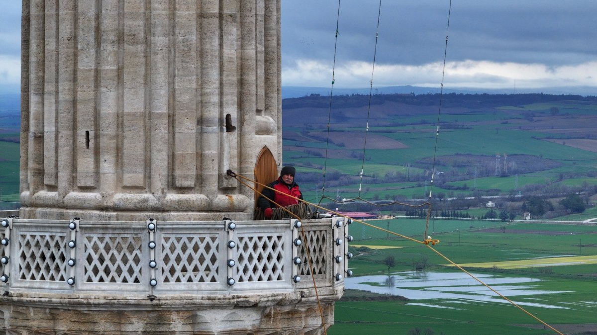 Mahya master Kahraman Yıldız installs an illuminated Ramadan inscription on the minarets of Selimiye Mosque, Edirne, Türkiye, Feb. 18, 2026. (AA Photo)