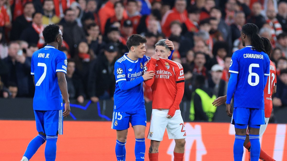 Benfica's Gianluca Prestianni (2nd R) argues with Real Madrid's Vinicius Junior (L) during the UEFA Champions League knockout round play-off first leg match at Estadio da Luz, Lisbon, Portugal, Feb. 17, 2026. (AFP Photo)
