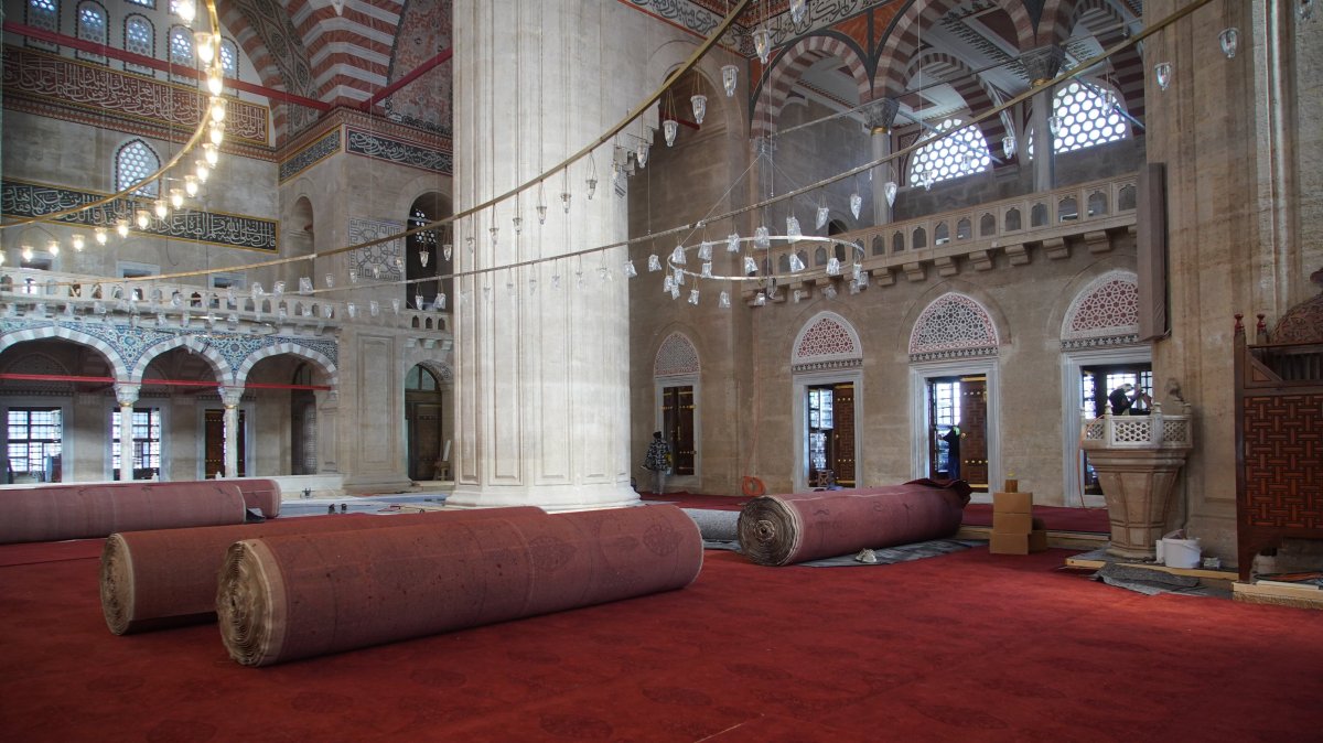 Carpets woven in line with the original design are carefully laid inside Selimiye Mosque as final preparations continue ahead of the first Tarawih prayer, Edirne, Türkiye, Feb. 18, 2026. (AA Photo)