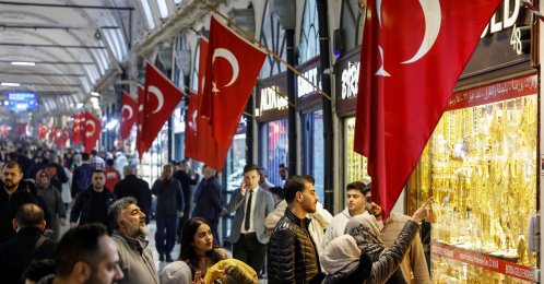 People look at gold as they stand outside a jewellery shop at the Grand Bazaar, Istanbul, Türkiye, Jan. 26, 2026. (Reuters Photo)