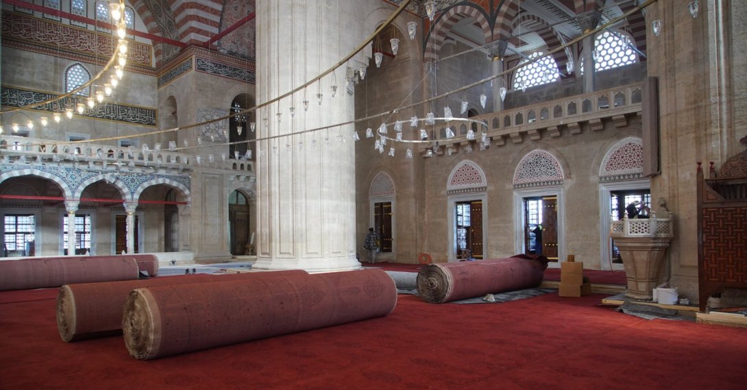 Carpets woven in line with the original design are carefully laid inside Selimiye Mosque as final preparations continue ahead of the first Tarawih prayer, Edirne, Türkiye, Feb. 18, 2026. (AA Photo)