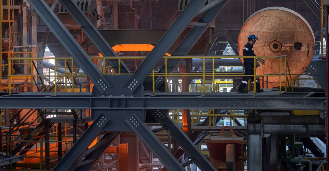A steel worker walks through an electric-arc furnace at a factory near Bilecik, Türkiye, Oct. 3, 2025. (Reuters Photo)