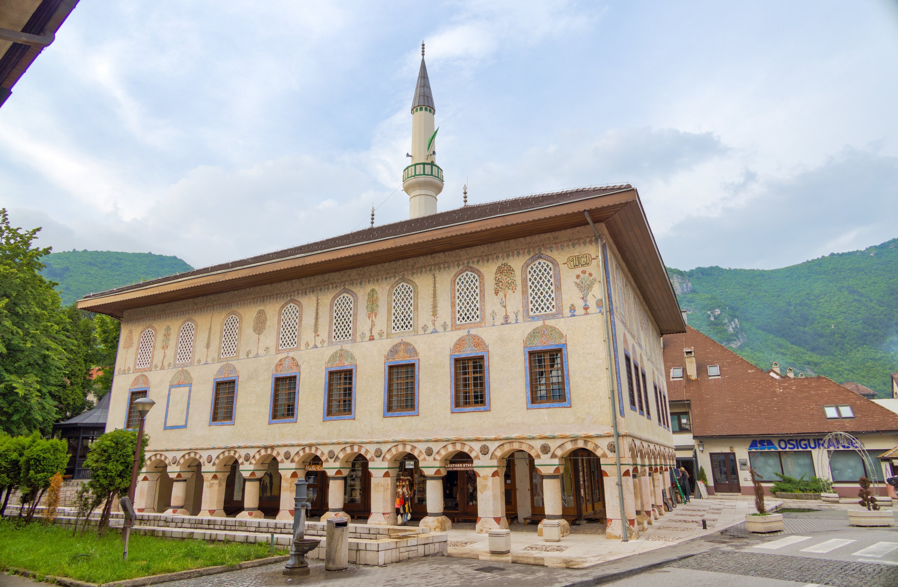A general view of the Sarena Mosque, also known as the Alaca Mosque, with its minaret, a centerpiece of Travnik’s old town, Bosnia-Herzegovina, June 3, 2023. (Shutterstock Photo)