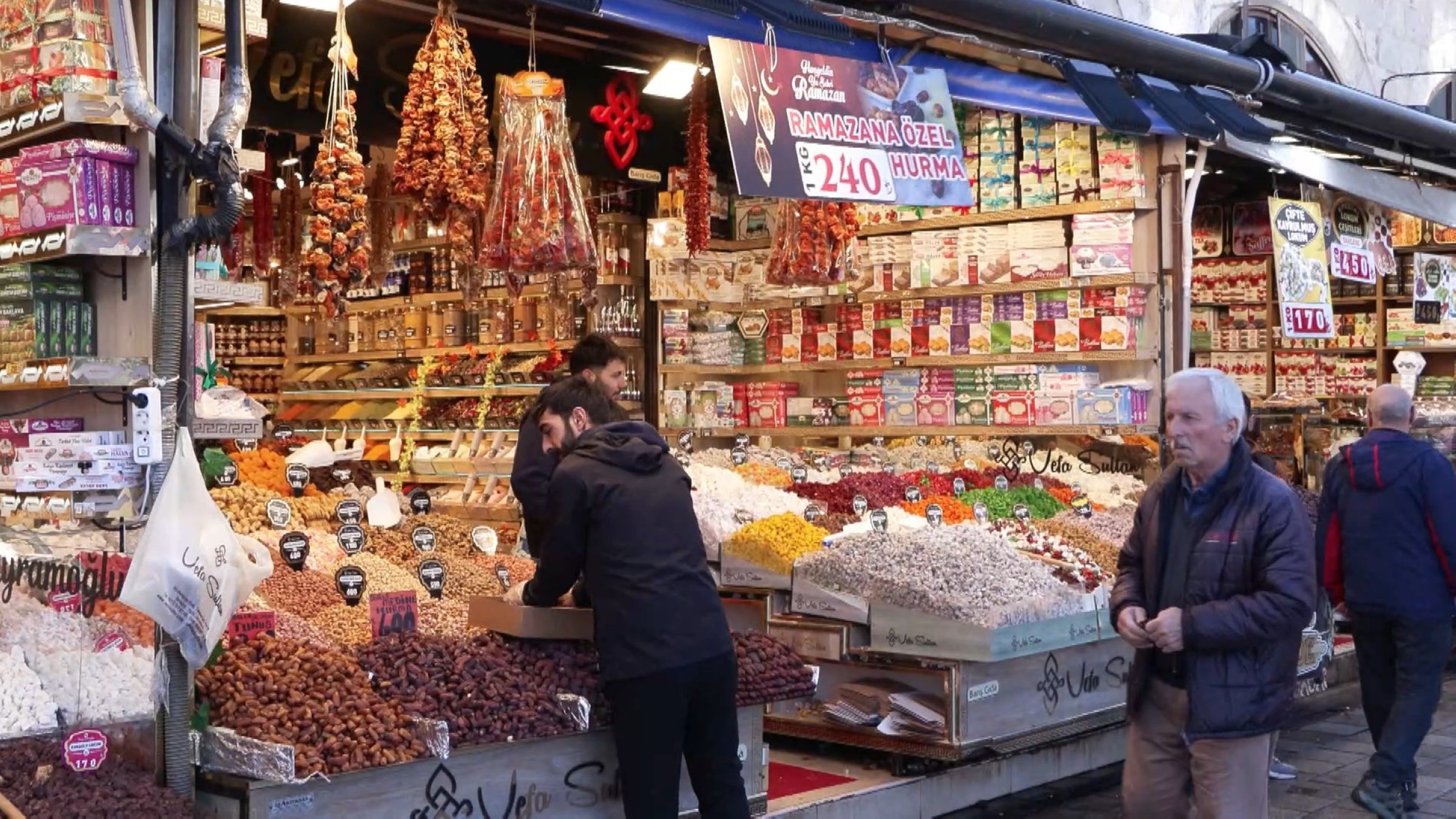 Turkish consumer confidence ticks up in February