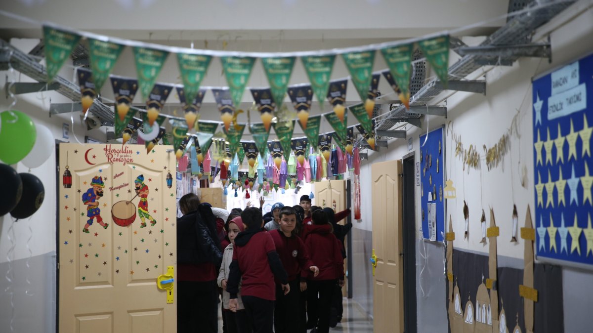A view of a school hall adorned with decorations for Ramadan, Hatay, southern Türkiye, Feb. 19, 2026. (AA Photo)