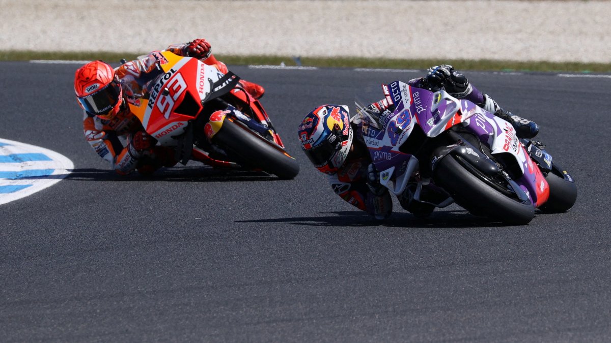 Pramac Racing's Jorge Martin and Repsol Honda Team's Marc Marquez in action during the MotoGP race, Phillip Island, Australia, Oct. 16, 2022. (Reuters Photo)