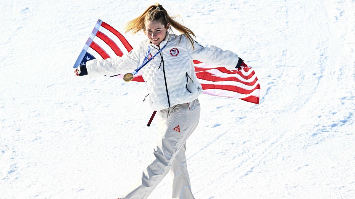 Gold medallist USA's Mikaela Shiffrin celebrates with the national flag after the women's slalom event during the Milano Cortina 2026 Winter Olympic Games, Cortina d’Ampezzo, Italy, Febr. 18, 2026. (AFP Photo)