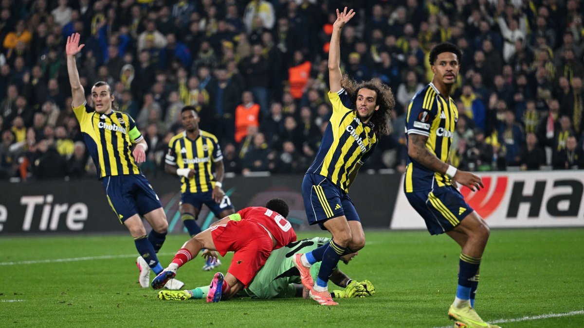 Fenerbahçe players appeal as Nottingham Forest's English midfielder Morgan Gibbs-White (C-L) scores Forest's third goal during the UEFA Europa League knockout round playoff first leg match between Fenerbahçe and Nottingham Forest at the Chobani Stadium, Istanbul, Türkiye, Feb. 19, 2026. (AFP Photo)
