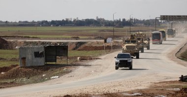 U.S. military vehicles move ahead of buses transporting Daesh detainees from Syria to Iraq, Qamishli, Syria, Feb. 8, 2026. (Reuters Photo)