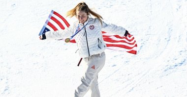 Gold medallist USA's Mikaela Shiffrin celebrates with the national flag after the women's slalom event during the Milano Cortina 2026 Winter Olympic Games, Cortina d’Ampezzo, Italy, Febr. 18, 2026. (AFP Photo)
