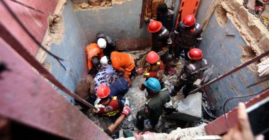 Rescue workers recover the bodies of the victims after a suspected gas leakage blast in Karachi, Pakistan, Feb. 19, 2026. (EPA Photo)