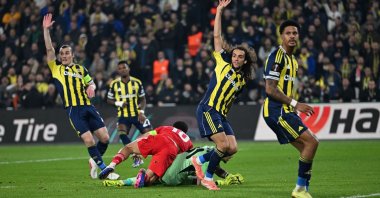 Fenerbahçe players appeal as Nottingham Forest's English midfielder Morgan Gibbs-White (C-L) scores Forest's third goal during the UEFA Europa League knockout round playoff first leg match between Fenerbahçe and Nottingham Forest at the Chobani Stadium, Istanbul, Türkiye, Feb. 19, 2026. (AFP Photo)