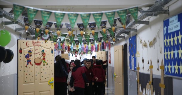 A view of a school hall adorned with decorations for Ramadan, Hatay, southern Türkiye, Feb. 19, 2026. (AA Photo)