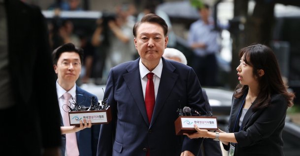 Former South Korean President Yoon Suk Yeol (C) arrives at court to attend a hearing to review his arrest warrant requested by special prosecutors, Seoul, South Korea, July 9, 2025. (EPA Photo)