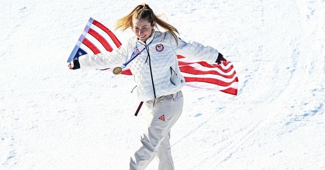 Gold medallist USA's Mikaela Shiffrin celebrates with the national flag after the women's slalom event during the Milano Cortina 2026 Winter Olympic Games, Cortina d’Ampezzo, Italy, Febr. 18, 2026. (AFP Photo)