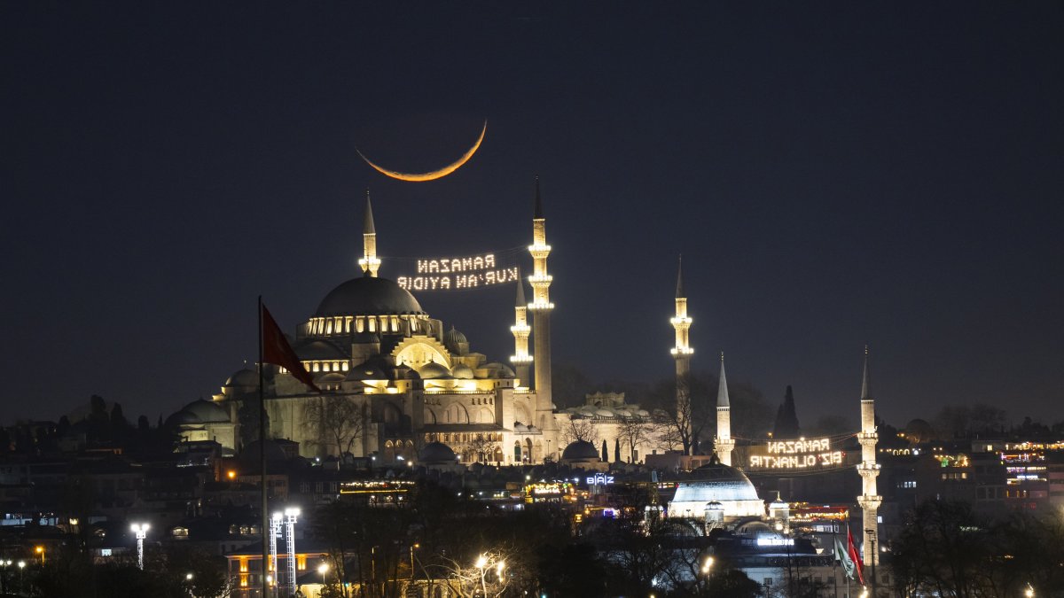 The Ramadan crescent moon appears alongside the historic silhouette of the Süleymaniye Mosque, Istanbul, Türkiye, Feb. 19, 2026. (AA Photo)