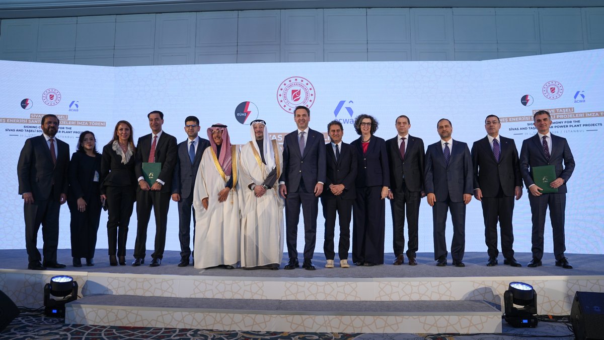 Türkiye, Saudi Arabia sign major solar power deal