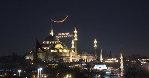 The Ramadan crescent moon appears alongside the historic silhouette of the Süleymaniye Mosque, Istanbul, Türkiye, Feb. 19, 2026. (AA Photo)
