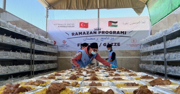 Volunteers prepare the first of 20,000 daily iftar packages to be delivered to those in need in Gaza, Palestine, Feb. 20, 2026. (AA Photo)
