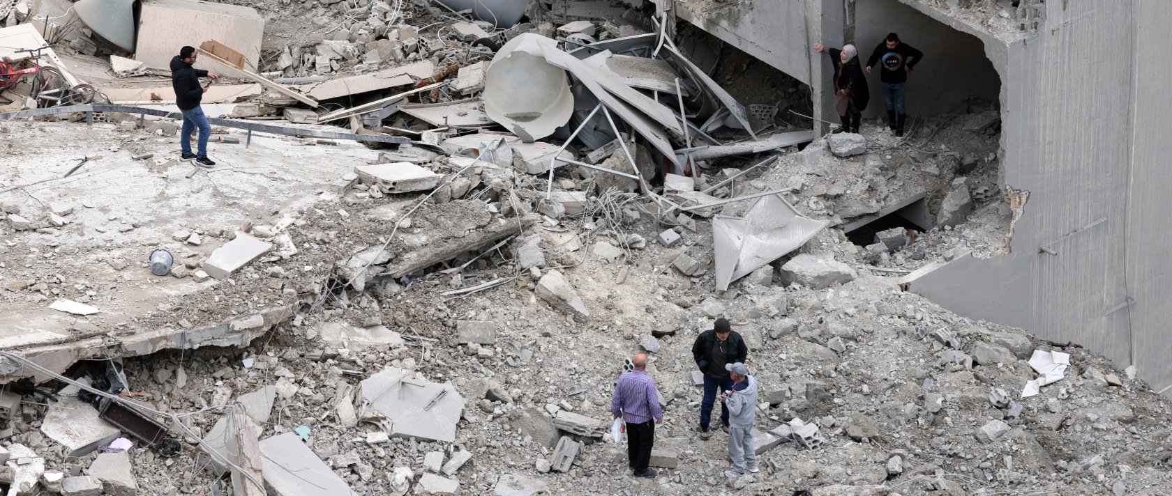 People inspect a destroyed building following an Israeli air strike in the village of Qannarit, southern Lebanon, Jan. 22, 2026. (EPA Photo)