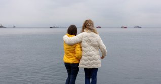 Iryna Kushnir and her high school friend Olga Yermolenko, Ukrainian women who fled Kharkiv after Russia launched a full-scale invasion, enjoy the view as they walk by the Marmara Sea in Istanbul, Türkiye, Feb. 18, 2026. (Reuters Photo)