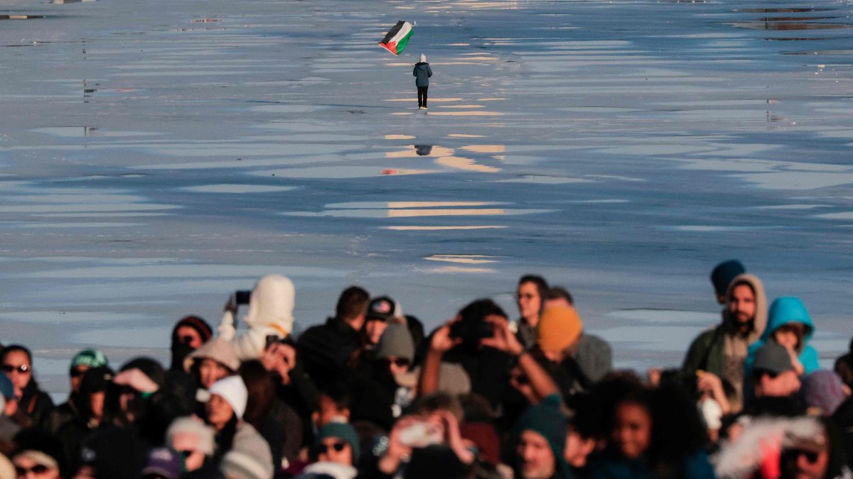 An individual carries a Palestine flag across the Reflection Pond at the Lincoln Memorial, Washington, U.S., Feb. 11, 2026. (AFP Photo)