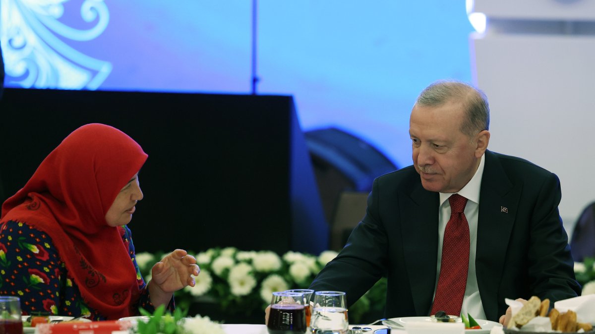 President Recep Tayyip Erdoğan talks to Emine Özdoğan, head of a women's farming cooperative, during an iftar dinner, Ankara, Türkiye, Feb. 21, 2026. (AA Photo)