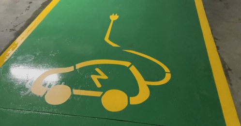 A charging sign is seen at a parking lot, Eskişehir, central Türkiye, Feb. 15, 2026. (IHA Photo)