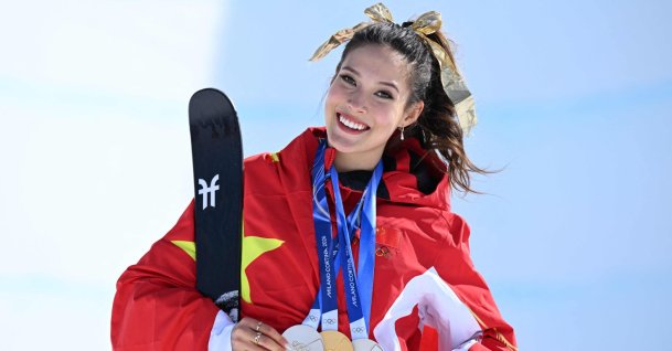 Gold medallist China's Gu Ailing Eileen celebrates on the podium after winning the freestyle skiing women's freeski halfpipe final at the Milano Cortina 2026 Winter Olympic Games, in Livigno, Italy, Feb. 22, 2026. (AFP Photo)