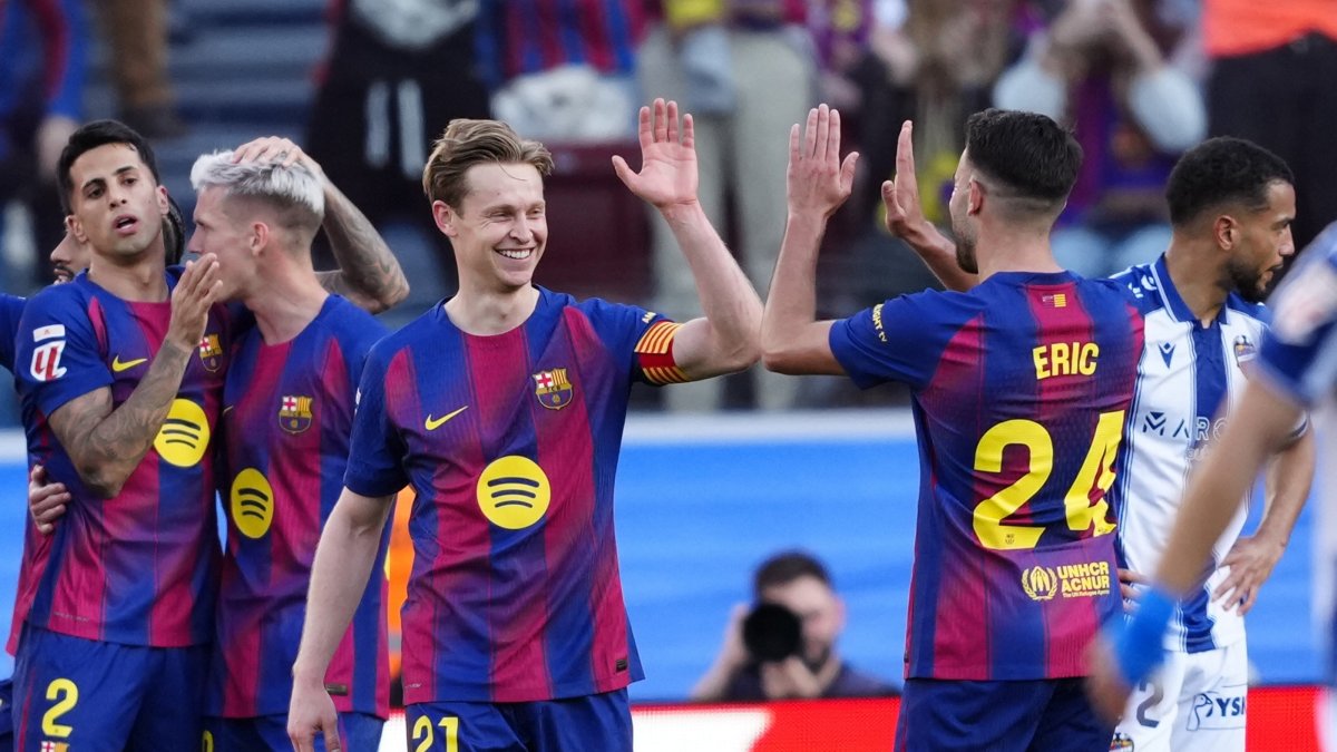 Barcelona's Frenkie de Jong (C) celebrates after scoring the 2-0 goal during the Spanish La Liga match against Levante, Barcelona, Spain, Feb. 22, 2026. (EPA Photo)