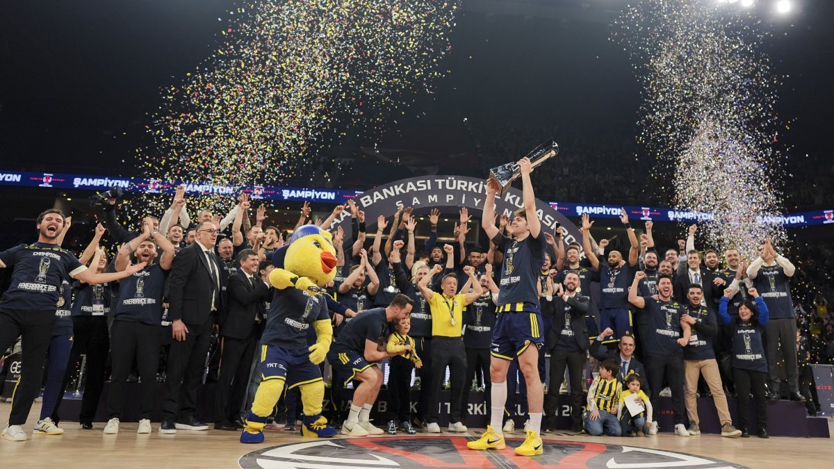 Fenerbahçe Beko players celebrate with the trophy after defeating Beşiktaş GAİN in the final of the 40th Men’s Ziraat Bankası Turkish Cup at Sinan Erdem Sports Hall, Istanbul, Türkiye, Feb. 22, 2026. (AA Photo)