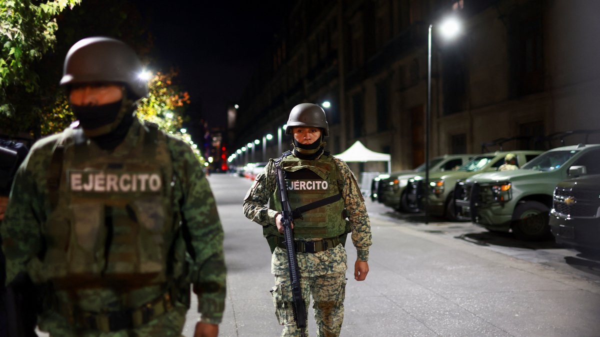 Members of the army patrol the perimeter of Palacio Nacional, where President Claudia Sheinbaum will hold her daily morning press conference about the wave of violence in Mexico, in Mexico City, Mexico, Feb. 23, 2026. (Reuters Photo)