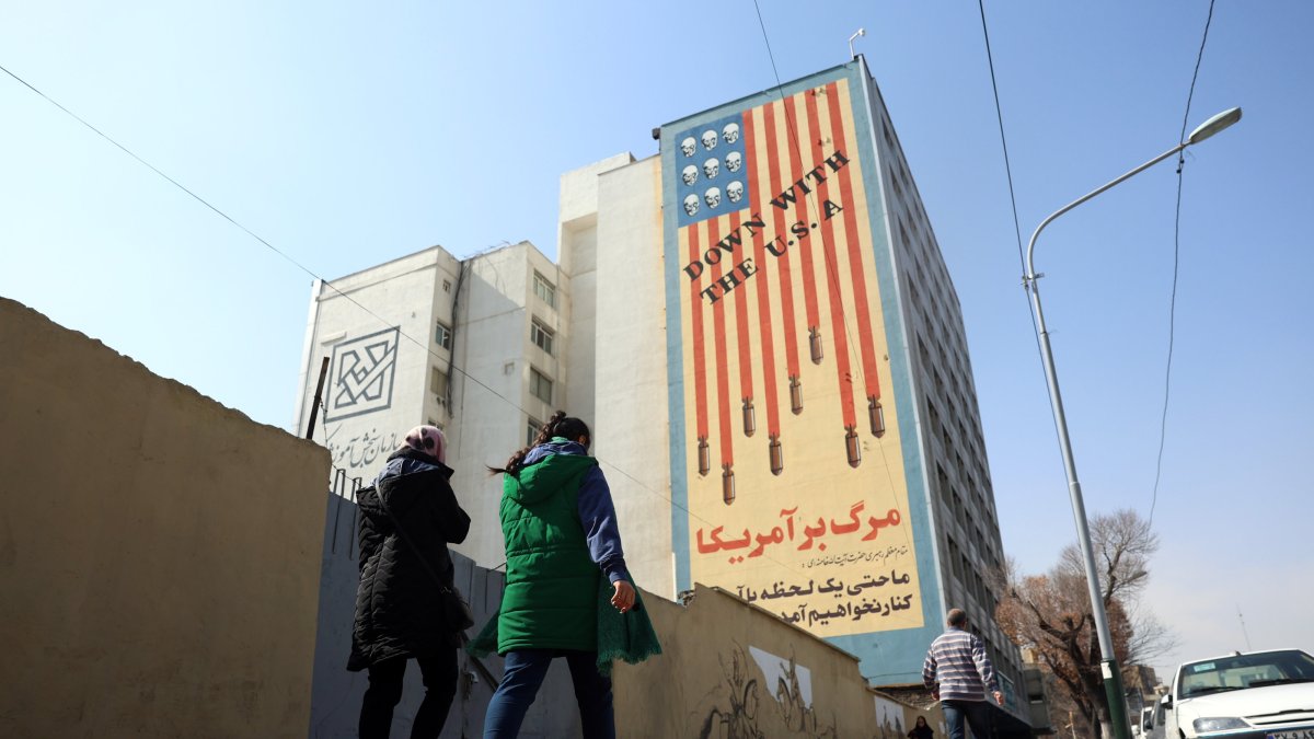  Iranians walk next to an anti-U.S. mural in Tehran, Iran, Feb. 23, 2026. (EPA Photo)