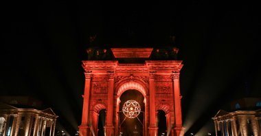Crowds gather before the Olympic flame is extinguished in the cauldron at the Arco della Pace (Arch of Peace) during the closing ceremony of the Milano Cortina 2026 Winter Olympic Games, Milan, Italy, Feb. 22, 2026. (AFP Photo)