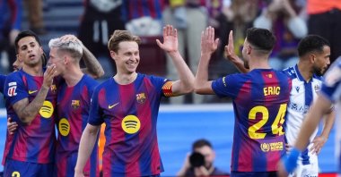 Barcelona's Frenkie de Jong (C) celebrates after scoring the 2-0 goal during the Spanish La Liga match against Levante, Barcelona, Spain, Feb. 22, 2026. (EPA Photo)