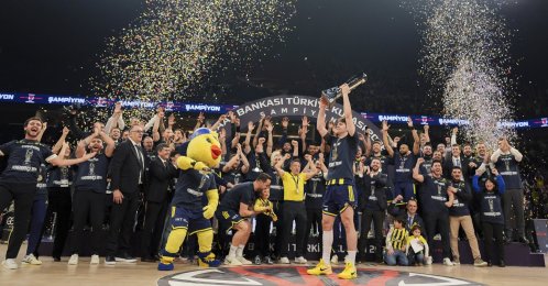 Fenerbahçe Beko players celebrate with the trophy after defeating Beşiktaş GAİN in the final of the 40th Men’s Ziraat Bankası Turkish Cup at Sinan Erdem Sports Hall, Istanbul, Türkiye, Feb. 22, 2026. (AA Photo)