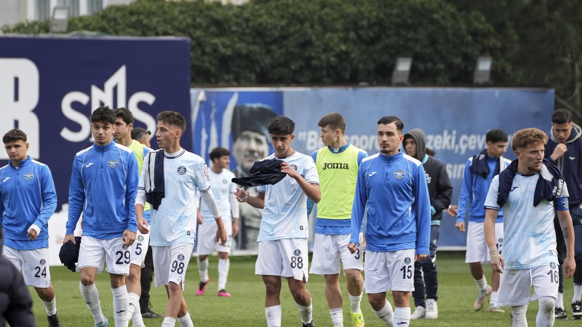 Adana Demirspor players applaud their fans after the TFF 1. Lig week 27 match against SMS Grup Sarıyer at Yusuf Ziya Öniş Stadium, Istanbul, Türkiye, Feb. 23, 2026. (AA Photo)
