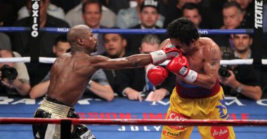 Floyd Mayweather Jr. (L) lands a blow to Manny Pacquiao in the sixth round of their welterweight unification boxing match at the MGM Grand Garden Arena, Las Vegas, U.S., May 2, 2015. (Getty Images Photo)