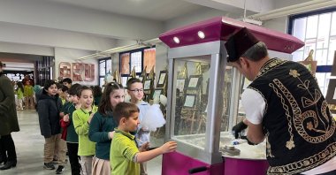 Children served cotton candy on the occasion of Ramadan at a school, Düzce, northern Türkiye, Feb. 19, 2026. (İHA Photo)
